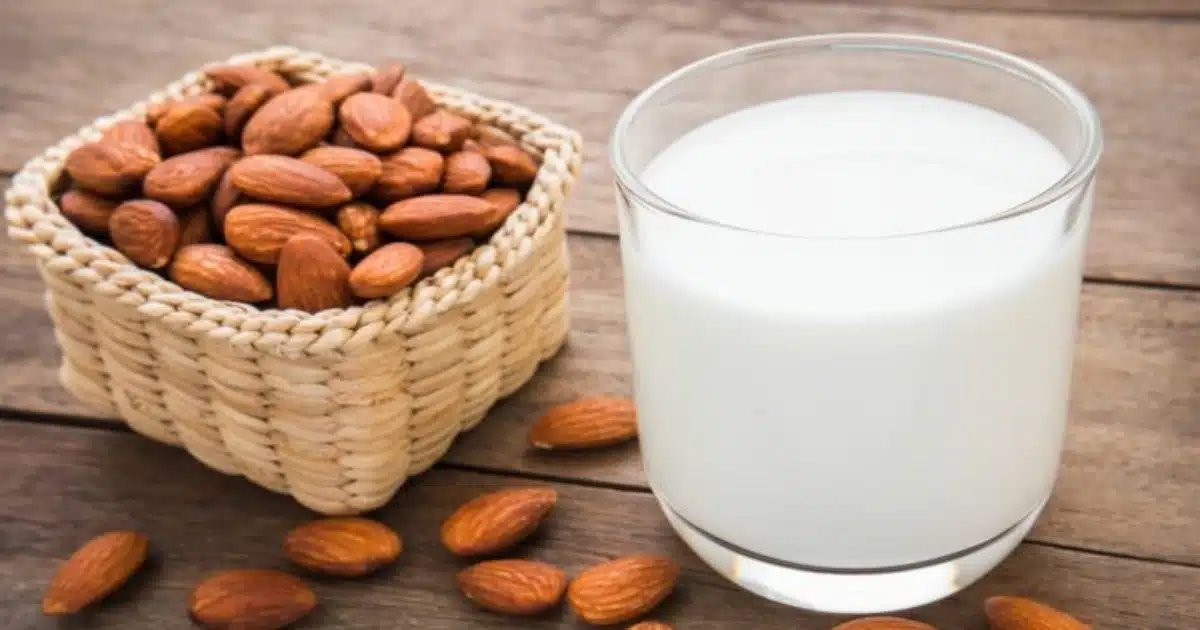 Milk Benefits | शरीर निरोगी आणि तंदुरुस्त ठेवण्यासाठी दुधामध्ये 'या' गोष्टी प्या मिसळून