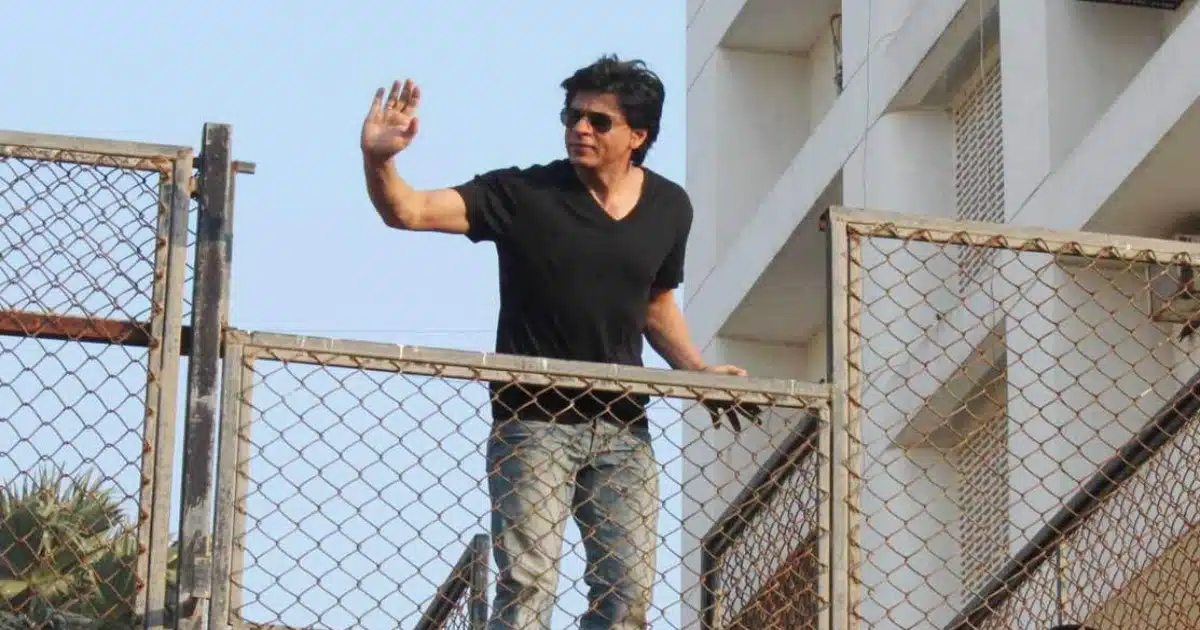 Shah Rukh Khan | 'पठाण' रिलीज होण्यापूर्वीच शाहरुखच्या मन्नत बाहेर चाहत्यांचा मेळावा, पाहा VIDEO