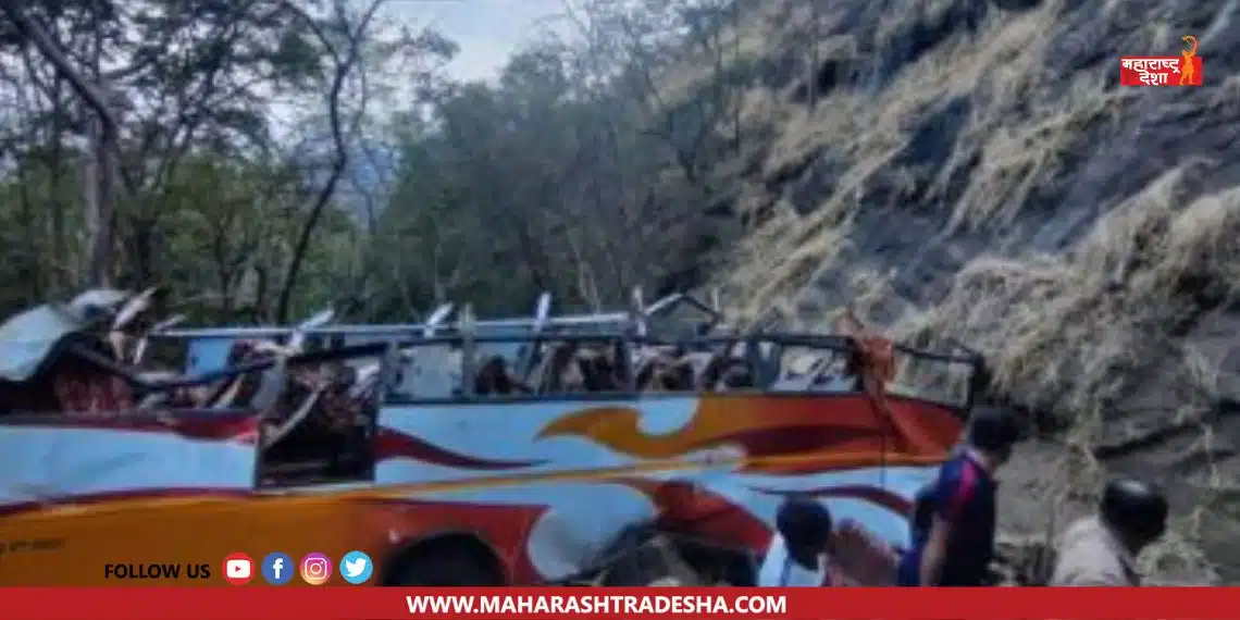 Terrible accident of private bus on Mumbai-Pune highway, 13 people died