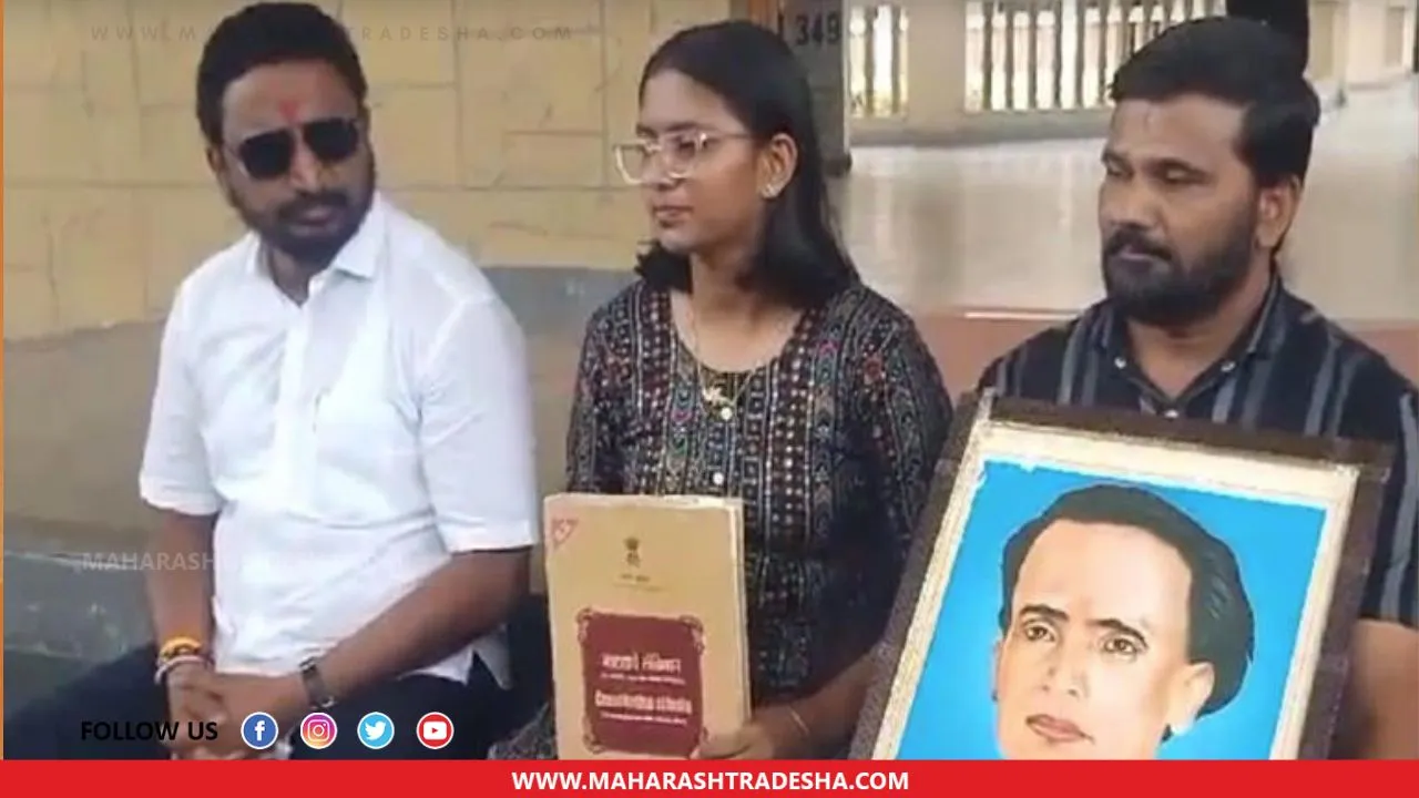 Amol Mitkari protested in front of the police station along with daughter