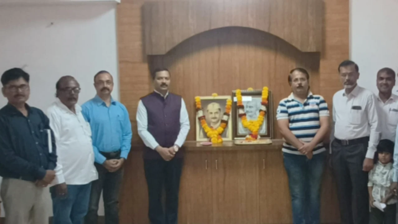 महात्मा गांधी आणि लालबहादूर शास्त्री जयंतीनिमित्त जिल्हाधिकारी कार्यालयात अभिवादन