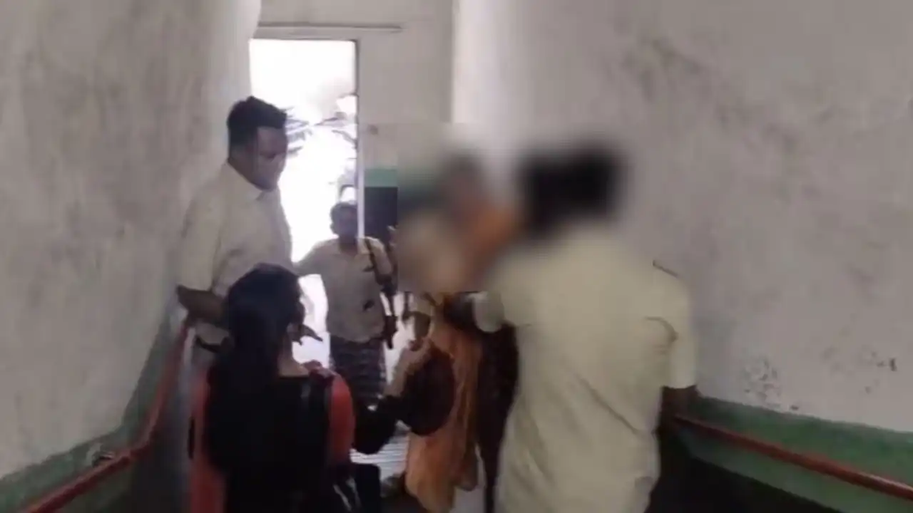PMPL महिला कंडक्टरने आरोप केला आहे की, कुसाळकर यांनी तिच्यासोबत अयोग्य वर्तन केले आणि शारीरिक सुखाची मागणी केली. तिच्या नकारानंतर तिला निलंबित करण्यात आले.