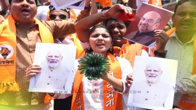 पहलगाम हल्ल्याविरोधात शिवसेना आक्रमक; मोदी-शहांच्या फोटोंना बांगड्या दाखवत राजीनाम्याची मागणी Shiv sena demands modi, shah resignation after pahalgam terror attack kills 26 tourists