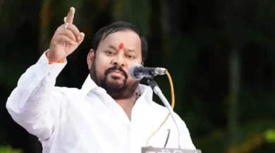 Shahaji bapu slapped himself in a public meeting.