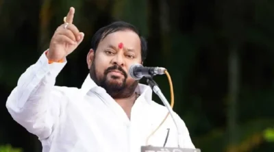 Shahaji bapu slapped himself in a public meeting.