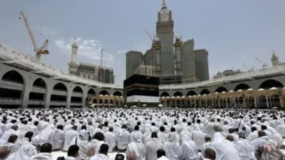 भारत-पाक तनावाचा फटका: काश्मीरमधील हज उड्डाणे तात्पुरती थांबवली The jammu & kashmir hajj committee has suspended all hajj flights from kashmir until may 14 due to heightened india-pakistan tensions, urging pilgrims to stay patient.