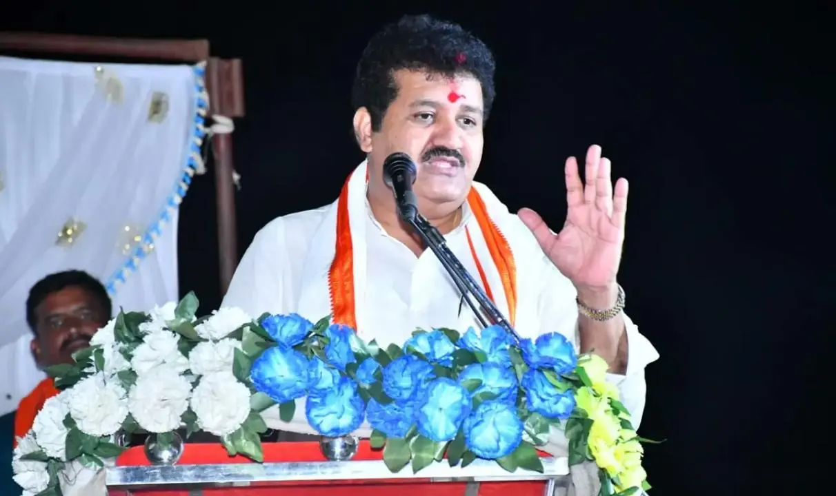 BJP MLA Sandeep Joshi has accused Minister Sanjay Rathod of taking bribes for officer appointments in the Water Conservation Department. A formal complaint has been sent to CM Devendra Fadnavis.