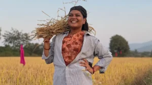 Namrata sambherao viral photos: शेतात राबतेय 'हास्यजत्रा' फेम अभिनेत्री!