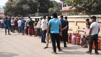 'सरकार कुणाला फसवतंय? ' gas shortage वरून केंद्रावर थेट हल्लाबोल! Gas shortage people waiting in queue outside gas agency