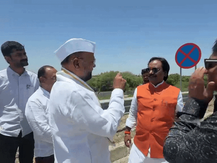 'नो स्टॉपिंग' बोर्डाखालीच सत्तार आणि दानवेंचा गप्पांचा फड! सर्वसामान्यांना दंड, बड्या नेत्यांना मात्र सूट? Politicians ignore 'no stopping' board on samruddhi mahamarg