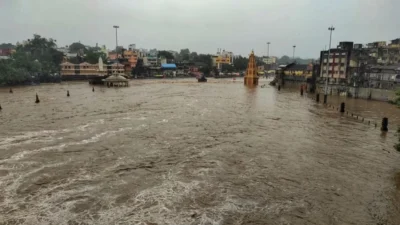नाशिकमध्ये निसर्गाचं रौद्ररूप; जिल्हाधिकाऱ्यांनी घेतला थेट मंदिरे आणि शाळांबाबत मोठा निर्णय! Nashik rain alert showing heavy rainfall and flooded service roads in nashik.
