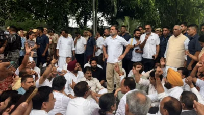 दिल्लीत विद्यार्थ्यांचे रौद्र आंदोलन; राहुल-प्रियंका मैदानात, मोदी निवासाबाहेर काँग्रेसचे धरणे Rahul gandhi