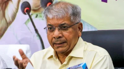 Prakash ambedkar on shivsena symbol case