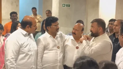 मुंबईत राजकीय सस्पेन्स वाढला; 'हा' सदस्य अजून ठाकरे गटातच… मग शिंदे गटाच्या बैठकीत कसा? Sachin ahir with shinde sena leaders in mumbai meeting