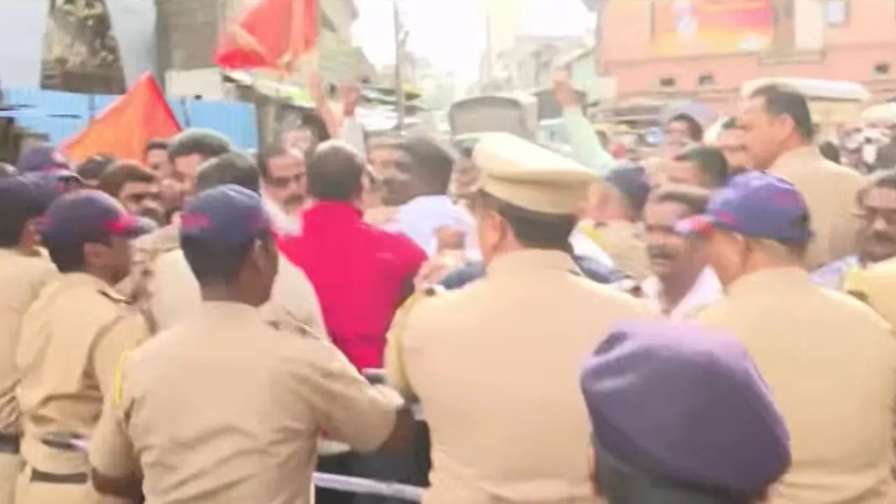 Raju Shetti-Rajesh Kshirsagar supporters protest