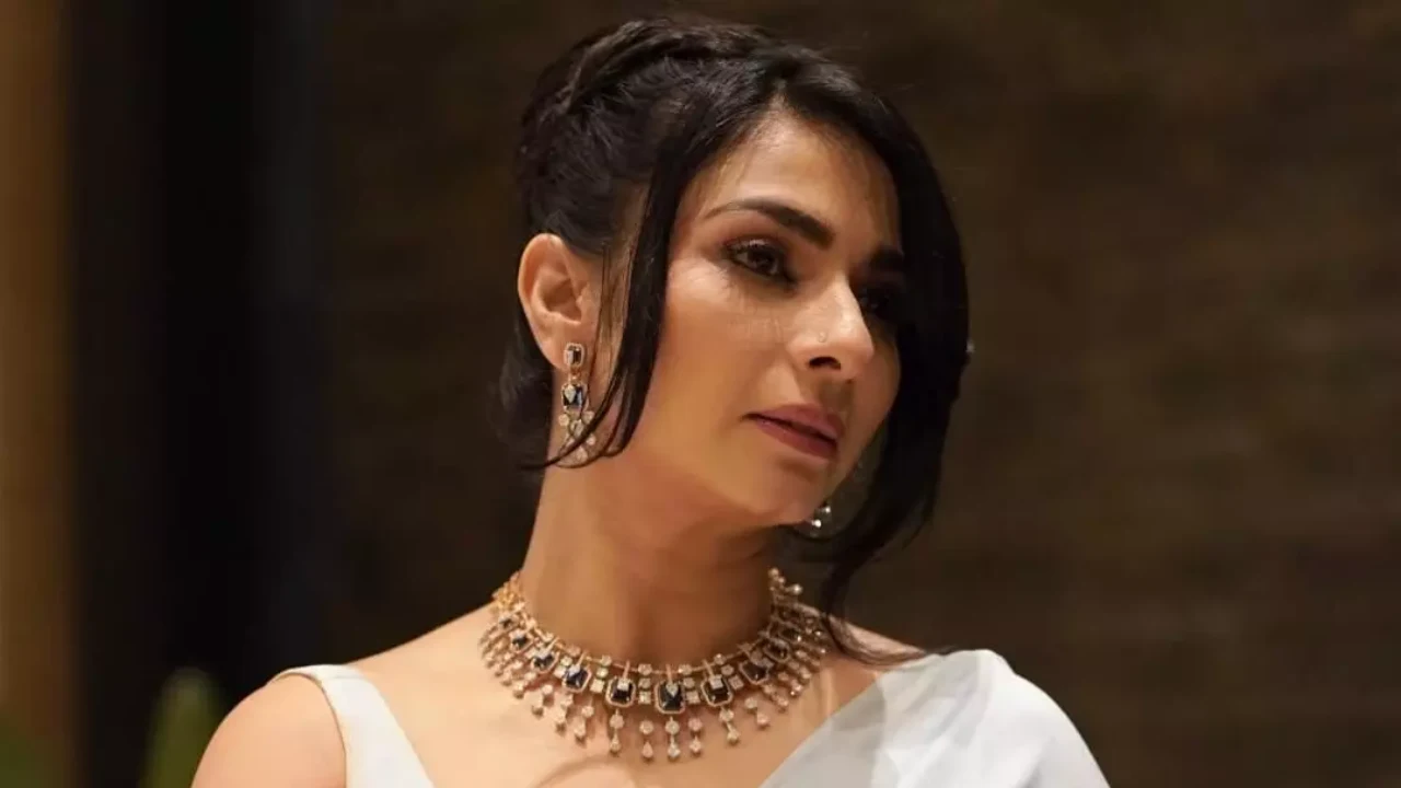 Tanishaa mukerji angry on mseb
