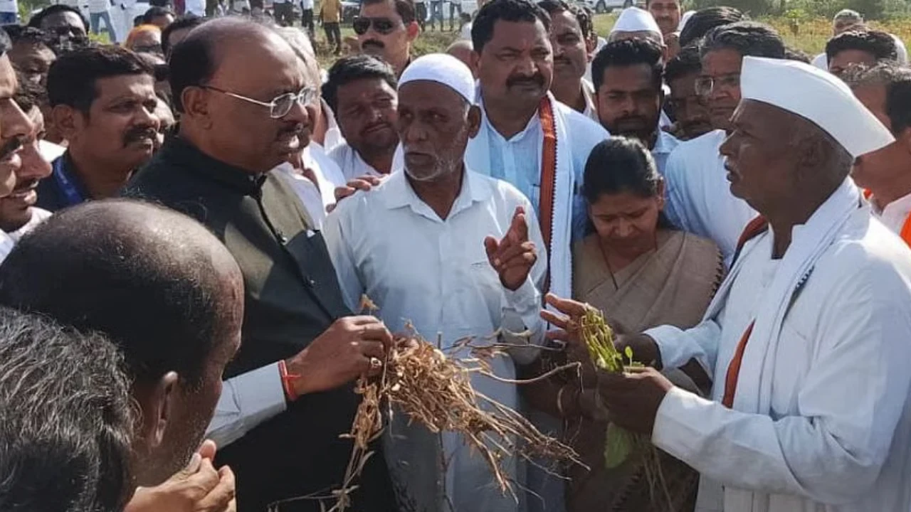 Chandrashekhar Bawankule with farmer 