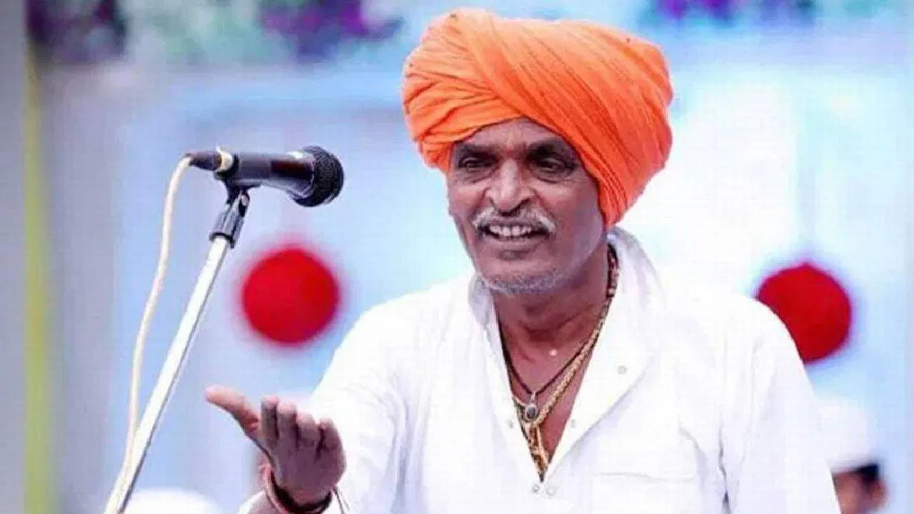 Indurikar Maharaj speaking at a kirtan