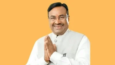 Sudhir mungantiwar objecting to the ballot box hole size during nagpur graduates constituency elections.