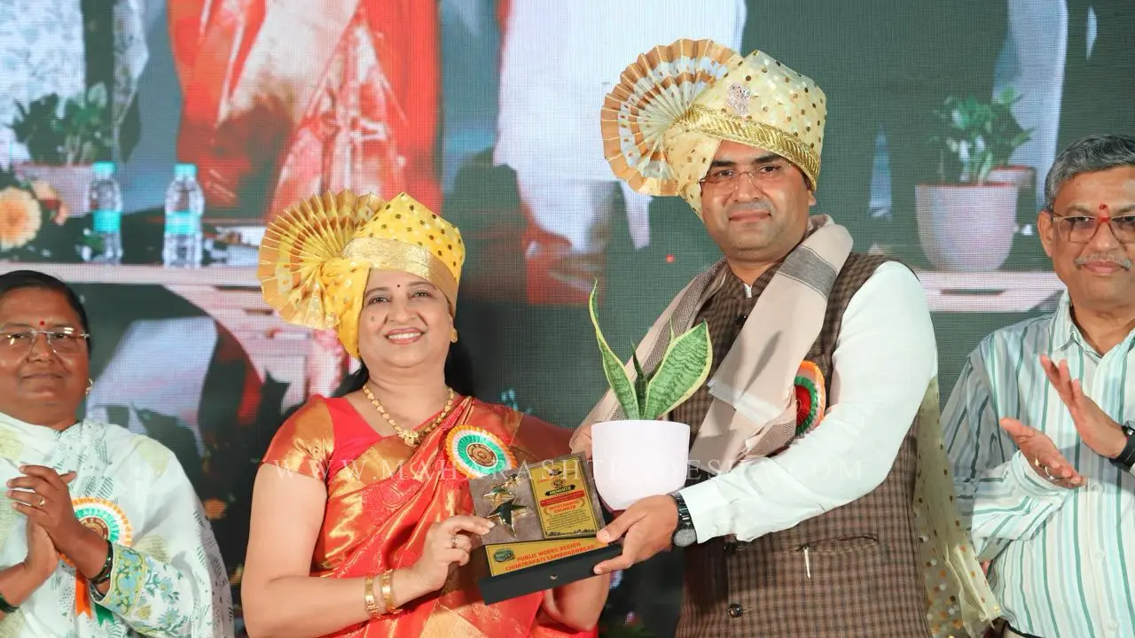Rajendra Borkar Patil receiving Utkrisht Abhiyanta Award from senior PWD officials in Chhatrapati Sambhajinagar.